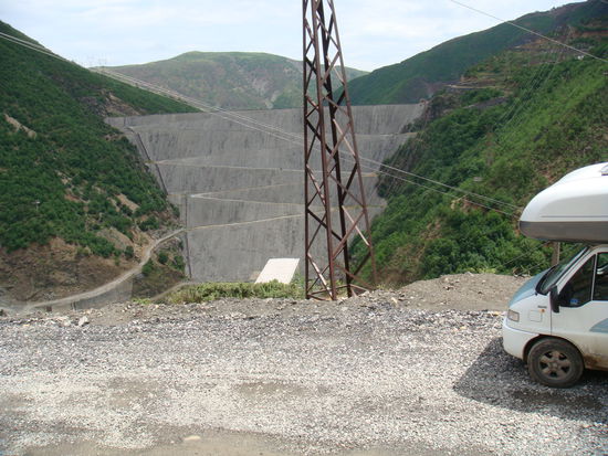 die Staumauer ist in Sicht
