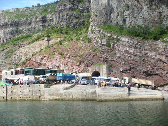 Chaos an der Anlegestelle in Koman