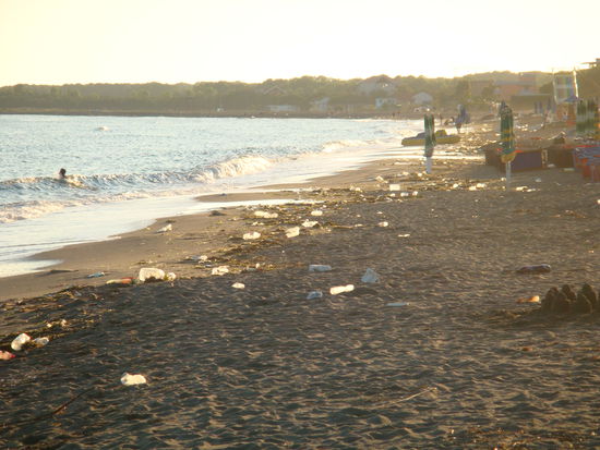 und Ihre Hinterlassenschaften am Strand.