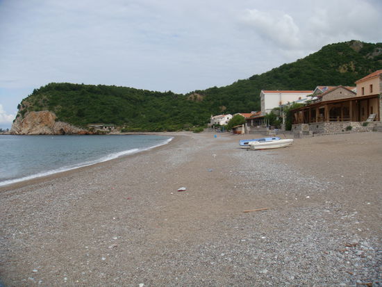 Sauberer Strand von rechts