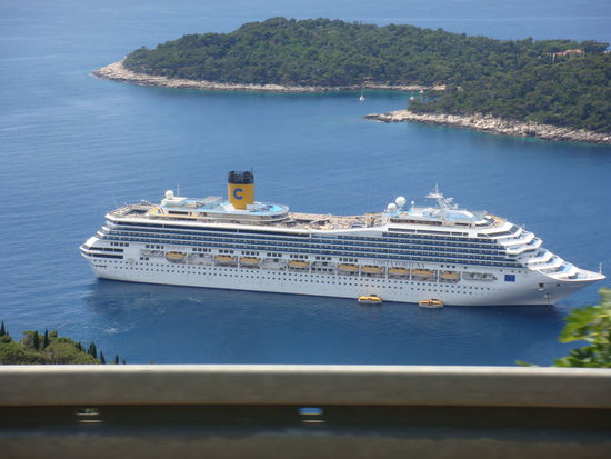 Luxusdampfer in der Bucht von Dubrovnik