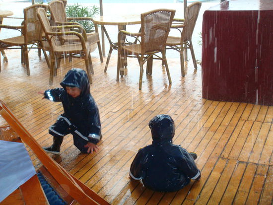 Kinder haben immer Spass, auch bei strömendem Regen auf Krk