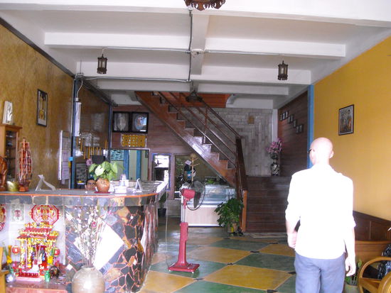 Die Eingangshalle unseres Guesthouse mit mir.