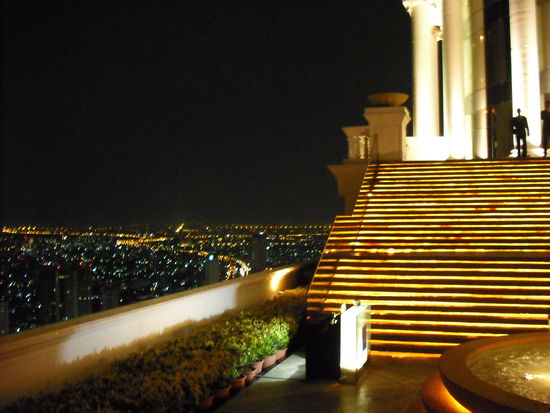 Diese Treppe schreitet man hinab zur Bar.
Es fuehlt sich an, als ob man ueber die Stadt floege!