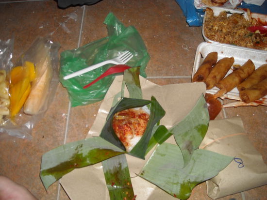 Orgie auf dem Balkon in Georgetown, Malaysia: v.l.n.r: Ananas, Mango, Melone, Reis mit Sosse im Bananenblatt, Fruehlingsrollen, Nasi Goreng. Und Nils hat noch einen Burger gegessen.