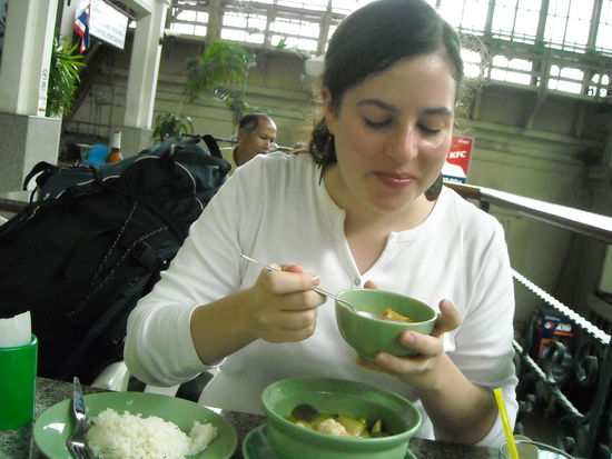 Bahnhof Hua Lampong in Bangkok. Sehr, sehr scharf, aber so fein! Gruenes Curry mit Seafood und Tom Yum Soup.