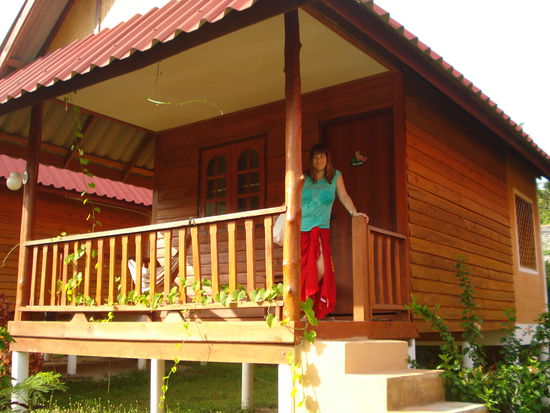 Anke an unserem Bungalow (mit Hängematte)...