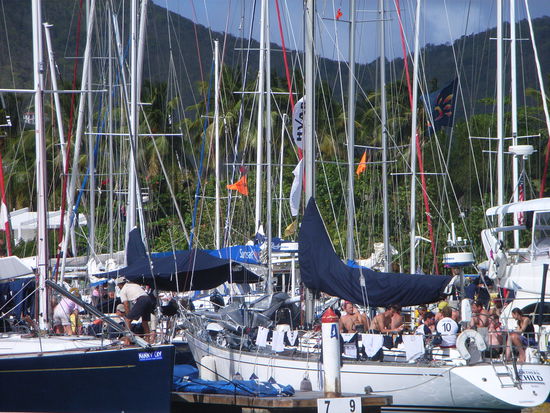 DIE MARINA PLATZT AUS ALLEN NAEHTEN