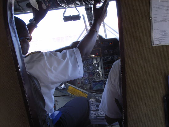 Wieder sitzen wir in der TWINOTTER, starten zum Rundflug ...