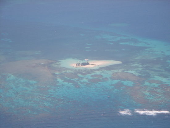 ... überfliegen die eine oder andere unglaublich postkarten-kitschig- pastellfarbene Mini-Insel ...
