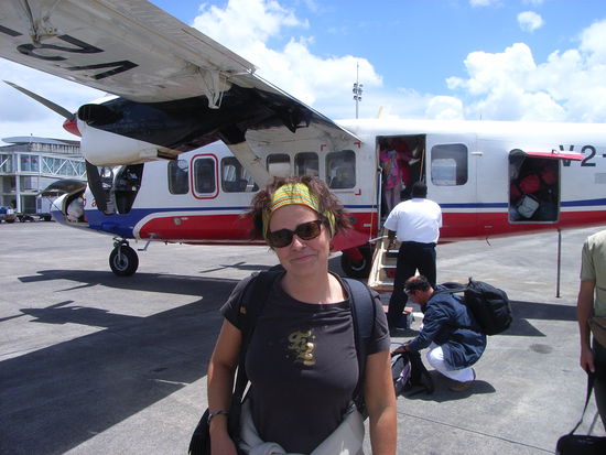 ... und landen schliesslich wohlbehalten auf Guadeloupe, 
Frisur sitzt NICHT (wie man sieht), aber sonst ist alles okay ...
