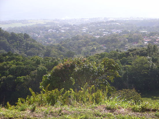 Dort unten im Dunst liegt Basse Terre, wir fahren weiter ...