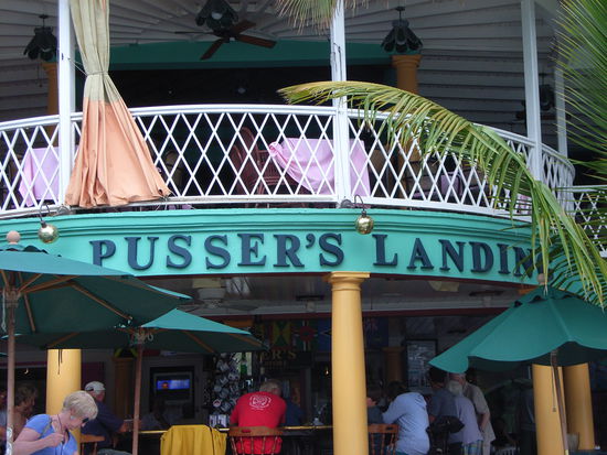 Pusser's Landing - hier trifft sich alles auf einen Painkiller oder ein Carib oder später abends auf einen LOBBSTER !