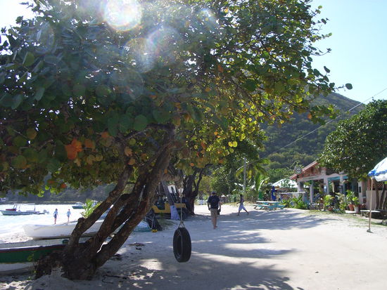 Hauptraße auf Jost van Dyke - 
und sie führt direkt zu ...Corsair's!