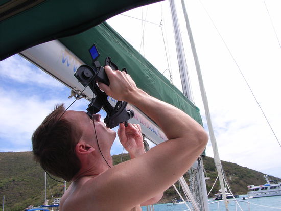 Sven bestimmt unsere Position 
ganz traditionell mit dem 
SEXTANTEN