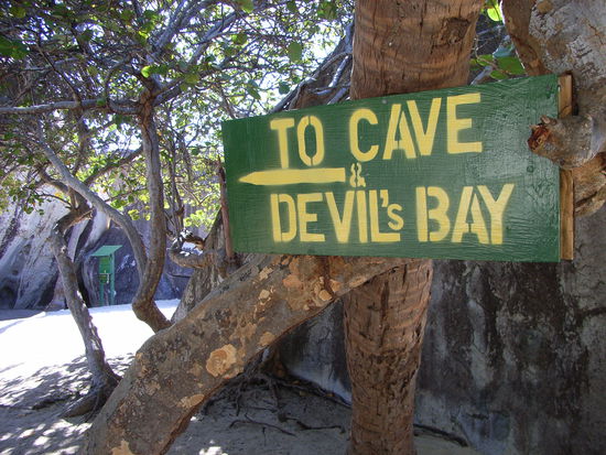 Abenteuerpfad mit Felsbrocken, Grotte 
und am Ende wartet ein Traumstrand ...