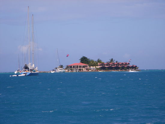 SABA ROCK - Mini-Insel mit Restaurant 
mitten im Gorda Sound