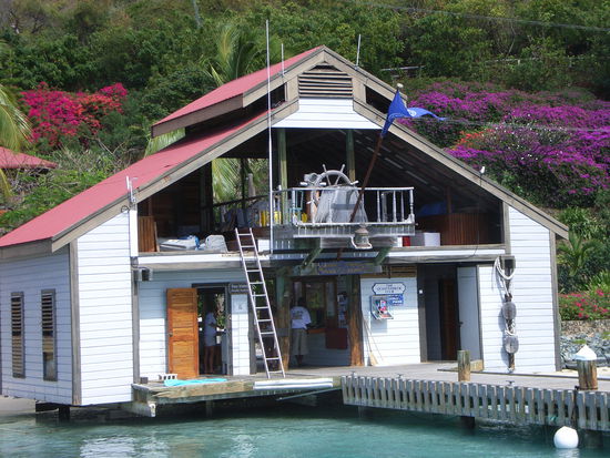 Hier melden wir uns an - 
komfortabler Liegeplatz am Steg 
macht 45 USD pro Nacht.