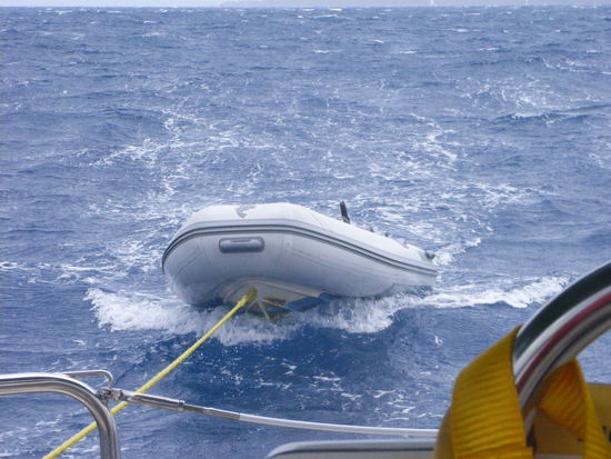 Das Dingi versucht, uns zu überholen ...