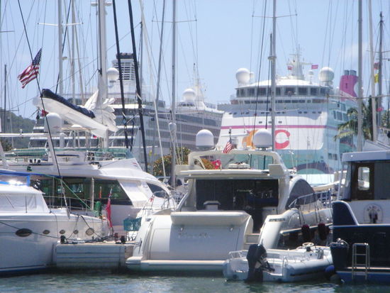 ... vor uns - ein paar weitere Schiffe, fette Motoryachten, Kreuzfahrtschiffe, aber auch Segler!!!