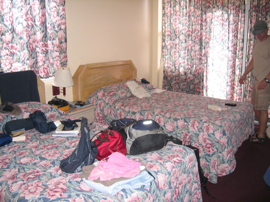 Hier bekommen wir für 187 USD 
ein 4-Mann-Blümchenzimmer 
mit Balkon (oh Mann, die Karibik ist teuer ...).