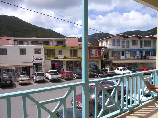 Vom Balkon haben wir 
einen guten Ueberblick
auf den  Freitagnachmittag von Roadtown.