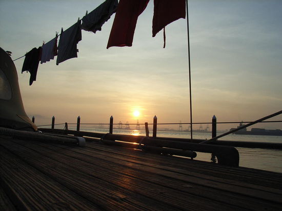 ... mit Blick auf den Containerhafen in Butterworth.