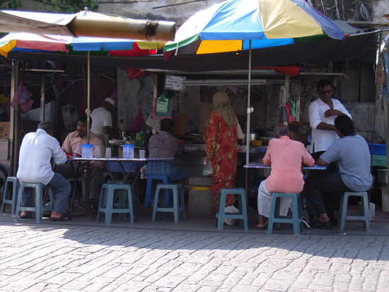Nebenan wird gefrühstückt.
Oder ist das schon Mittag???