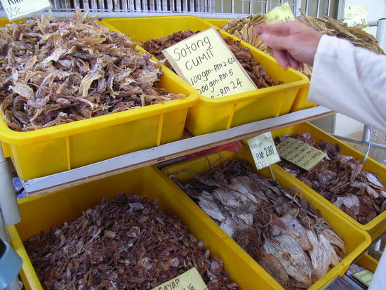 Grosses Angebot an getrocknetem Fischzeug.