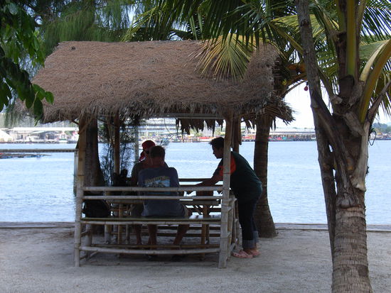 Auf dem Rückweg trinken wir 
indischen Tee in dieser Kneipe.