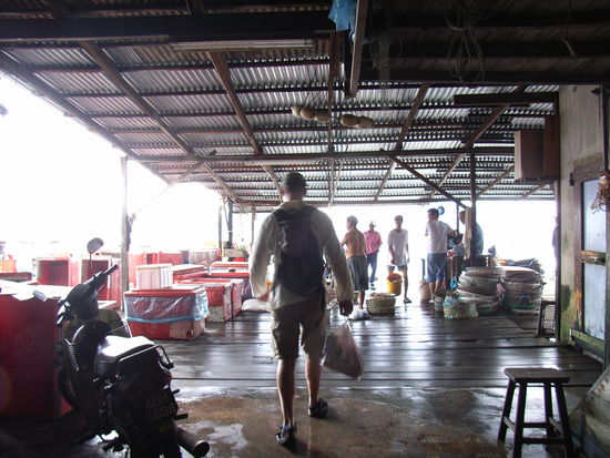 Sven bringt unsere Einkäufe zum Dingi.