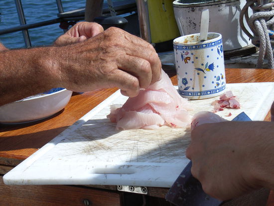 Stückchen für Stückchen wird alles eingetunkt.