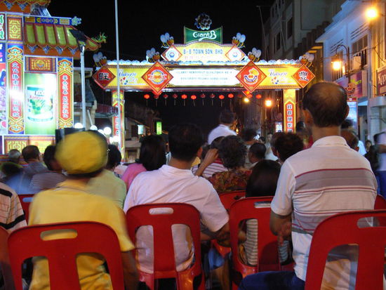 ... Einheimischer, letzterer bevorzugt beim ...