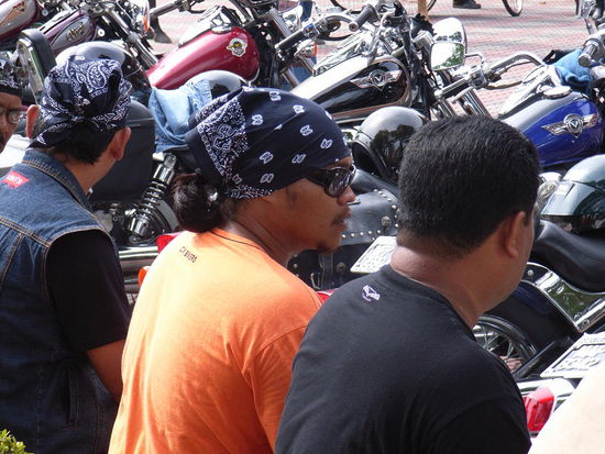 Malaiische Biker bei der Polizeiparade.