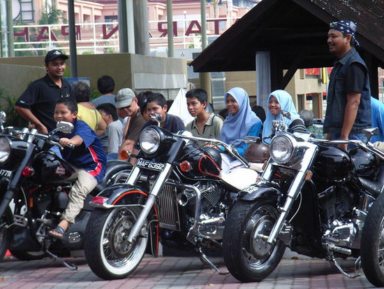 Sven mischt sich unters Biker-Volk.