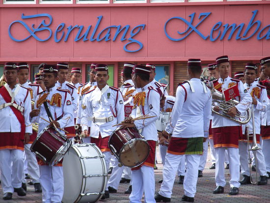 Die Kapelle formiert sich.
