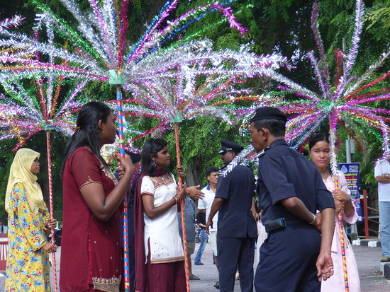 Indische und Malaiische Schönheiten 
gehören zum Festprogramm.