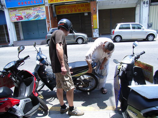 Noch ein kurzer Check durch den Fachmann - dann können wir los"rollern"!