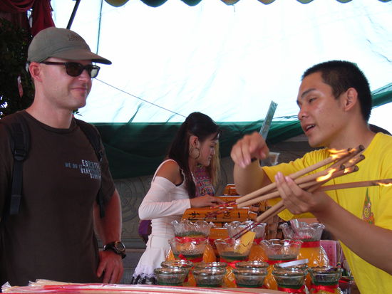 Sven kauft Räucher"stäbchen" ...
