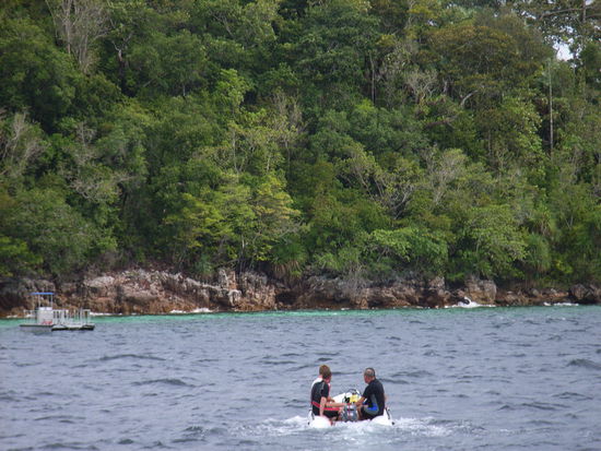 ... mit dem Dingi geht's zum Tauchen!!!