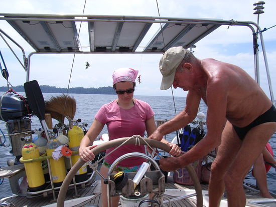 Ali versucht sich am Ruder, braucht noch  Unterstüzung vom erfahrenen Skipper ...