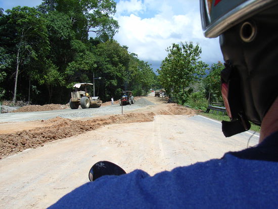 Mit dem Moped durch die Baustelle