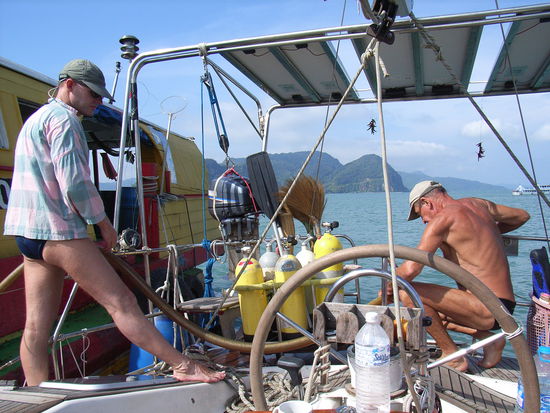 Gewissenhaft wird die SAMBA betankt.