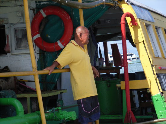 Der Tankwart beobachtet alles mit skeptischem Kenner-Blick.