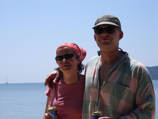 Ali und Sven schwitzen 
in der malaiischen Mittagshitze, 
im Hintergrund die SAMBA.