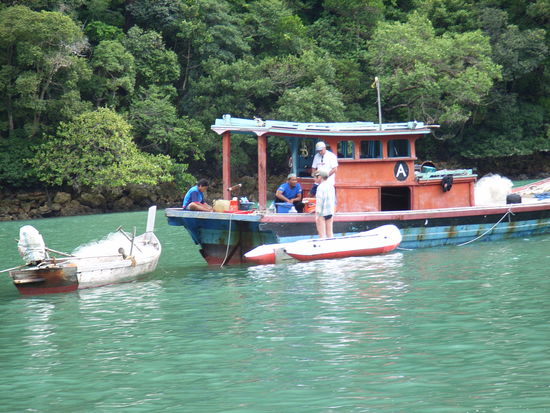 Tauschgeschäfte werden getätigt.