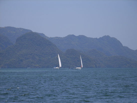 ... und auch die Sunsail-Flotte ist unterwegs.