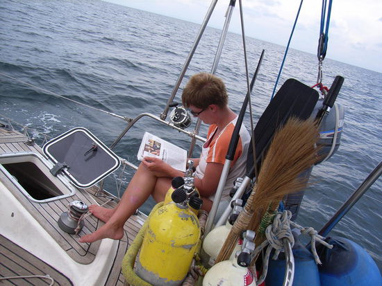 An Bord wird VIEL gelesen.