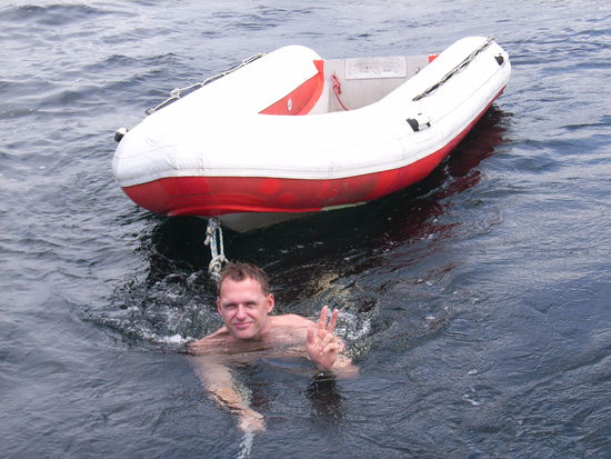 Sven checkt schon mal die Wassertemperatur, alles paletti.