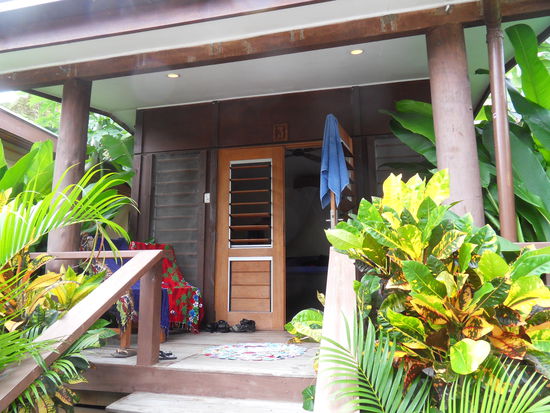 Unser Bungalow, von tropischen Pflanzen eingerahmt. So lassen wir uns das gefallen ...
